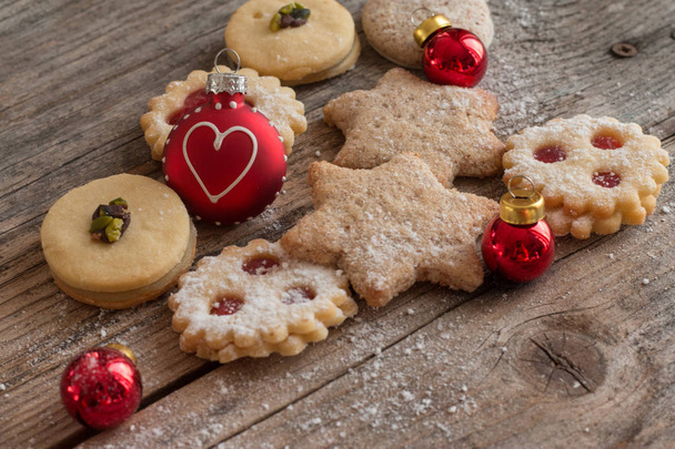 Biscotti di Natale fatti in casa: biscotti deliziosi, zucchero a velo e
 - Foto, immagini