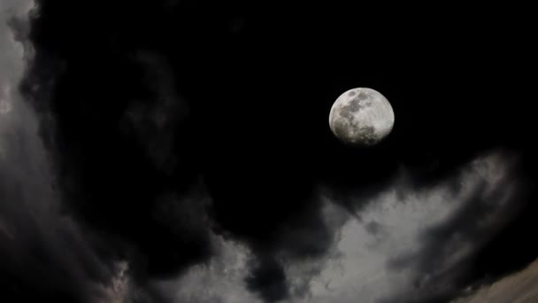 Időeltolódás Kráterek a telihold felszínén A sötét égen és a fekete felhők éjjel gyorsan emelkednek. - Felvétel, videó