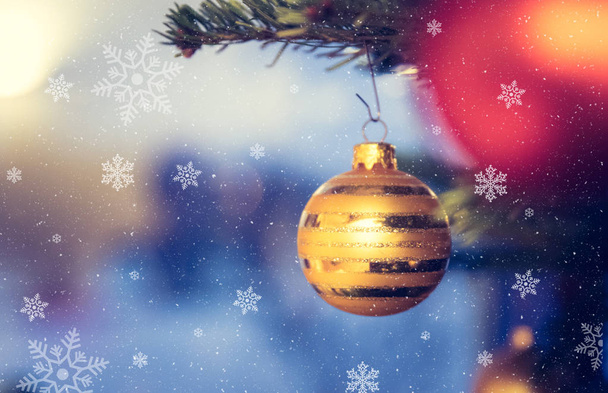 Έννοια της ακτινογράφηση χριστουγεννιάτικο δέντρο με Χριστουγεννιάτικη διακόσμηση,  - Φωτογραφία, εικόνα