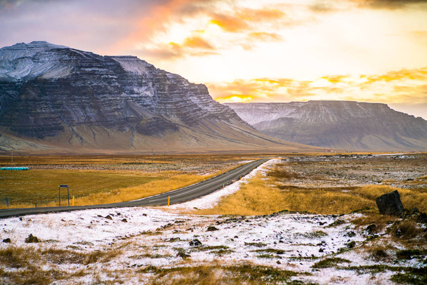 Route 1 or Ring Road (Hringvegur), a national road that runs around Iceland and connects most of the inhabited parts of the country - Foto, imagen