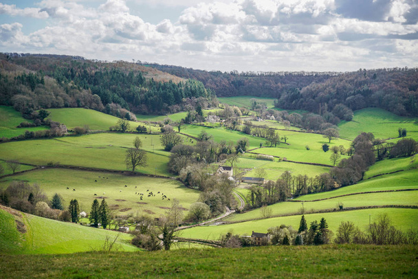 Vista desde Breakheart Hill hacia North Nibley, The Cotswolds, Inglaterra, Reino Unido
                         - Foto, imagen