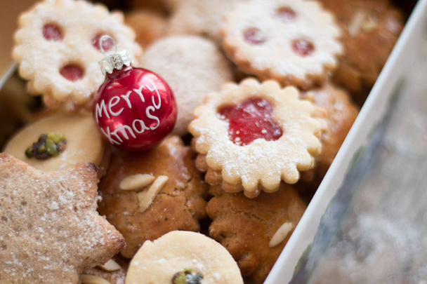 Домашнее рождественское печенье: Вкусное печенье и рождественский бауб
 - Фото, изображение