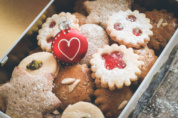 Homemade Christmas cookies: Delicious cookies and Christmas baub - Foto, Bild