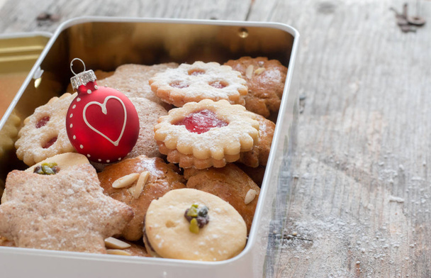 Homemade Christmas cookies: Delicious cookies and Christmas baub - 写真・画像