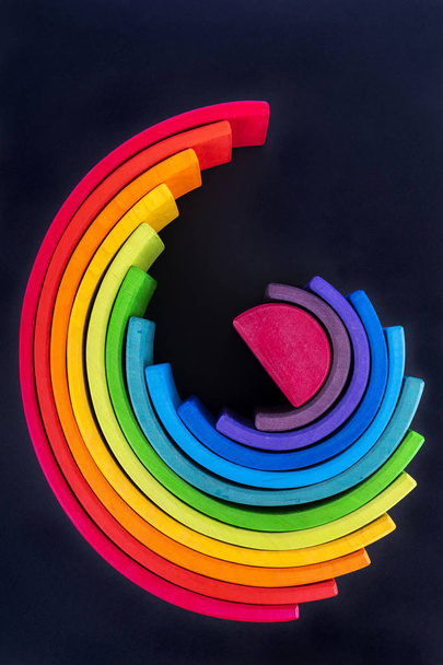 Regenbogenfarbenes Holz. Holz 11 Farbe Stapeln Regenbogenform Kinder Kinder Lernspielzeug Set - Foto, Bild