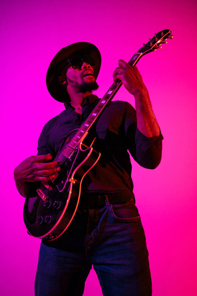 Young african-american jazz musician playing the guitar - 写真・画像