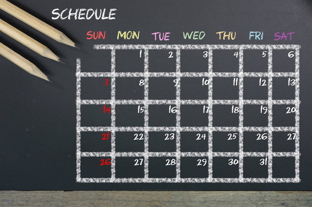 Расписание с таблицей времени сетки на фоне черной доски
 - Фото, изображение