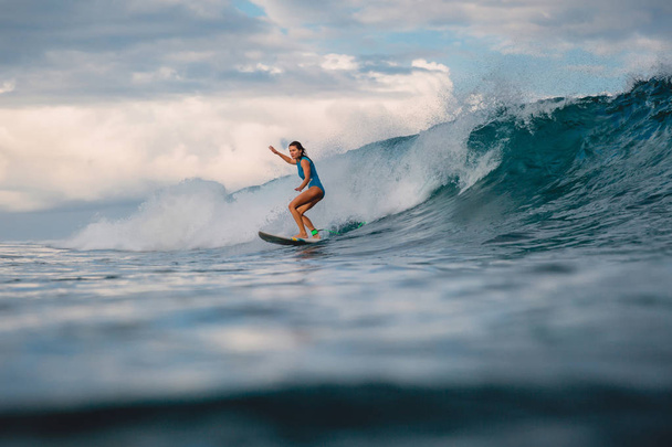 Surf meisje op surfplank. Vrouw in de Oceaan tijdens het surfen. Surfer en Wave - Foto, afbeelding