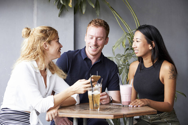 Группа многонациональных друзей, наслаждающихся вкусными коктейлями в кафе
 - Фото, изображение