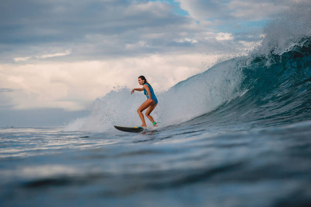 Surf Girl na deskę surfingowa. Kobieta w oceanie podczas surfowania. Surfer i fala - Zdjęcie, obraz