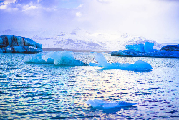 Jokulsarlon (buzul nehir lagün), büyük bir buzul Gölü kenarındaki Güneydoğu İzlanda'daki Vatnajokull Milli Parkı. - Fotoğraf, Görsel