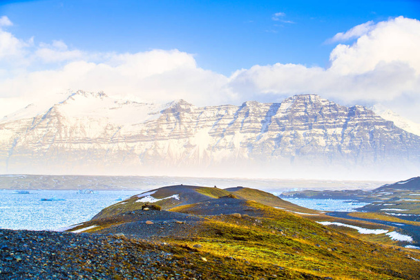 Jokulsarlon (Glacial river lagoon), a large glacial lake on the edge of Vatnajokull National Park in southeast Iceland. - Zdjęcie, obraz