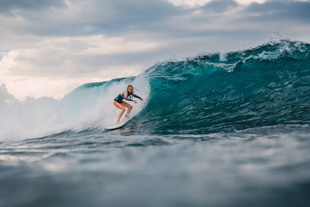Surf lány a szörfdeszka. Szörfös nő és nagy kék hullám - Fotó, kép