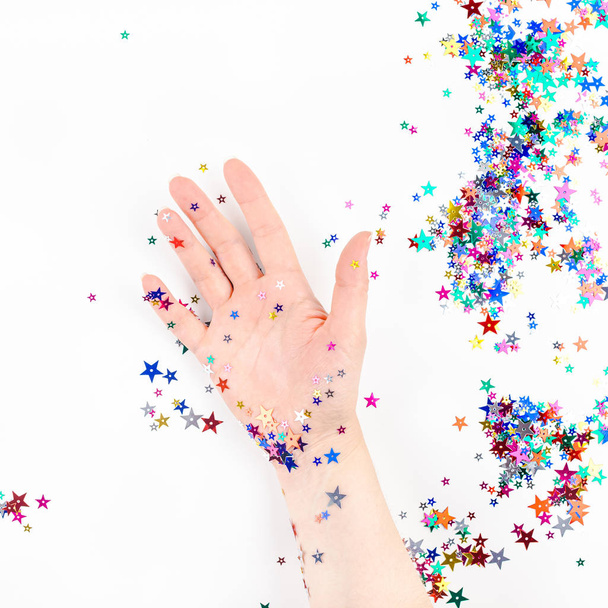 Şenlikli renkli yıldız konfeti ile kadın el - Fotoğraf, Görsel