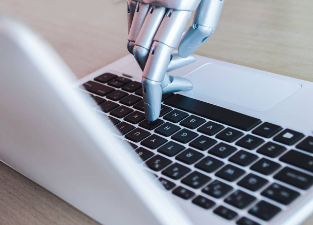 Ρομπότ χέρια και τα δάχτυλα σημείο στο laptop κουμπί σύμβουλος chatbot ρομποτική τεχνητή νοημοσύνη έννοια - Φωτογραφία, εικόνα
