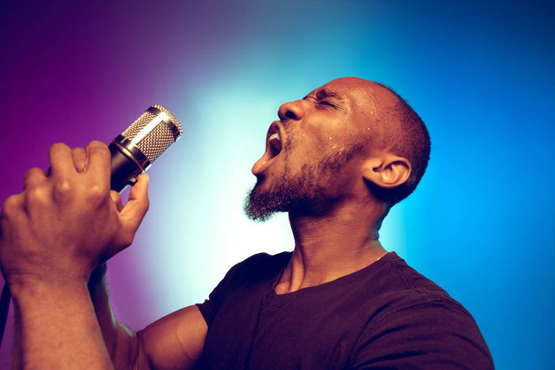 Young african-american jazz musician singing a song - Fotoğraf, Görsel