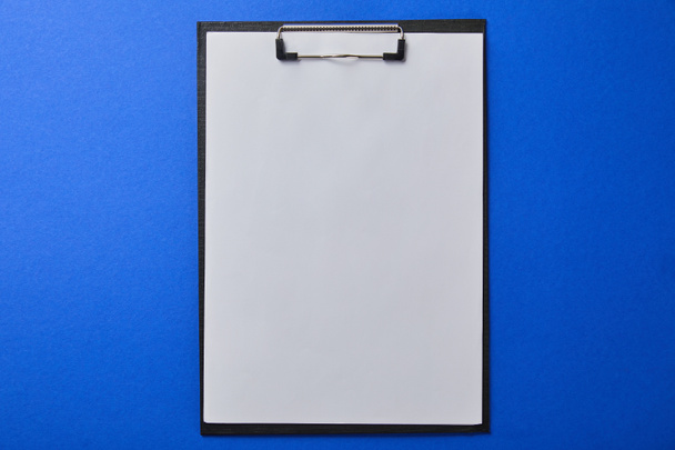 Widok z góry folderu z pustym papierem na niebiesko - Zdjęcie, obraz