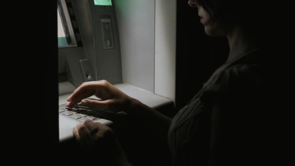 Lány éjjel belép kitűző kód-ban ATM - Felvétel, videó