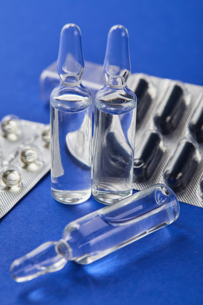primer plano de los blisters y ampollas transparentes con medicamento en azul
 - Foto, Imagen