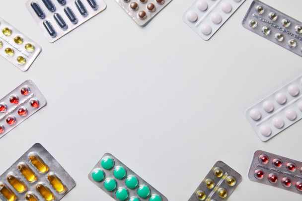 vista superior de paquetes de ampollas con píldoras de colores aislados en blanco
 - Foto, Imagen