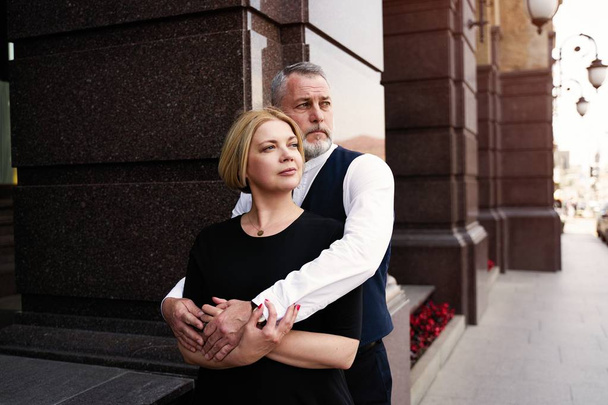 Elegant middle age couple on the street - Foto, Imagen