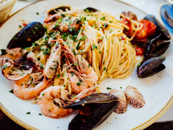 Спагетти allo scoglio или спагетти с морепродуктами подаются в Whi
 - Фото, изображение