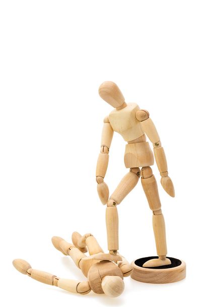 Concept de vainqueur et battu : une poupée mannequin en bois debout au-dessus de battre un
 - Photo, image