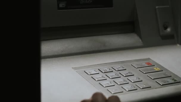 Mädchen gibt nachts PIN-Code in Geldautomat ein - Filmmaterial, Video