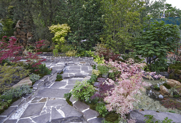 Egy kő terasz egy gyönyörű paradicsom japán kertben, hogy inspirálja emlékek - Fotó, kép