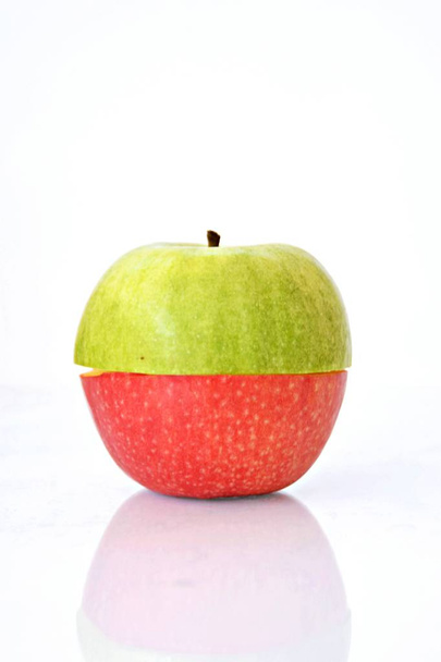 Combina la parte superior de una manzana verde con el trasero de una roja
   - Foto, imagen