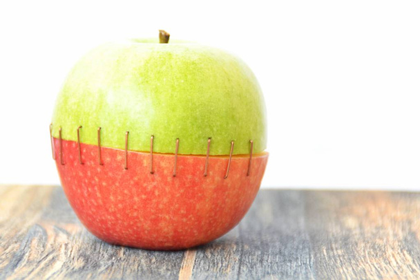 Keverjük össze a tetején egy zöld alma a buttom a piros az egyik varrni őket - Fotó, kép
