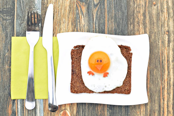 здоровий великодній сніданок - смажене яйце як курка
 - Фото, зображення