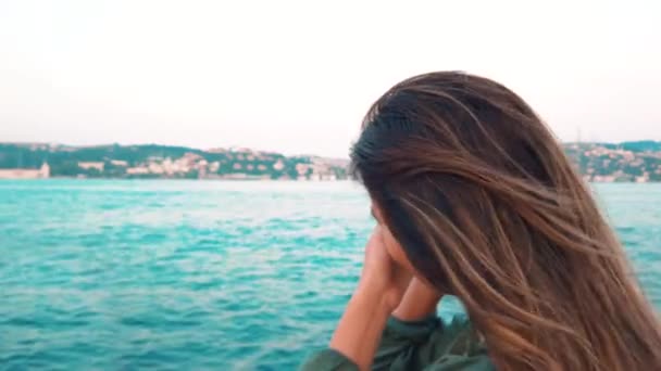 Cámara lenta: Hermosa joven toma una foto mientras hace un recorrido en barco con vista al Bósforo y lugares de interés en Estambul, Turquía
. - Imágenes, Vídeo