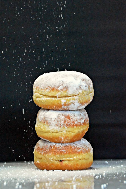 ドイツのカーニバルを祝うために粉末ドーナツ - 写真・画像