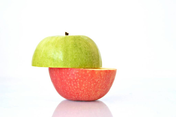Kombinálja a tetején egy zöld alma a buttom egy piros egy   - Fotó, kép