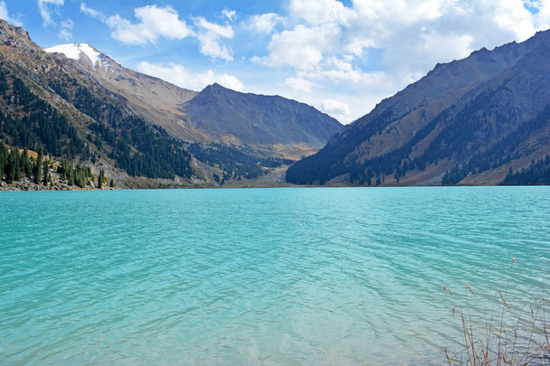 Sininen järvi vuorilla - Valokuva, kuva