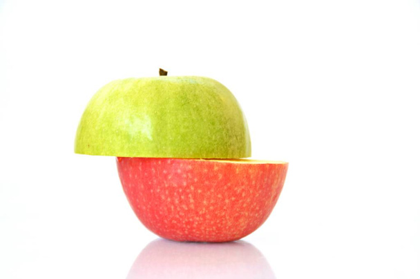 Spojte horní část zeleného jablka s jedním z červených   - Fotografie, Obrázek
