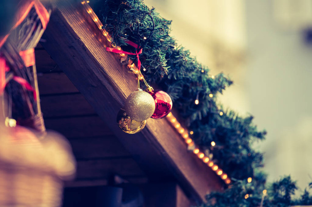 魔法のクリスマスマーケット:上のクリスマスボーブルと装飾  - 写真・画像