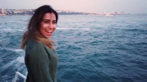 Pomalý pohyb: krásná mladá dívka má výlet lodí s výhledem na Bospor a panskou věž v Istanbulu, Turecko. - Záběry, video