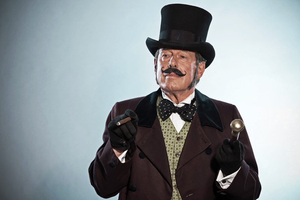ročník Dickense styl muž s knírem a klobouk. doutník kouření. - Fotografie, Obrázek