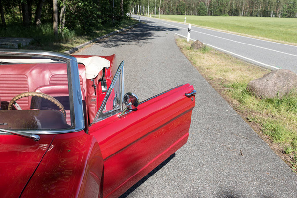 Старый красный кабриолет припаркован на улице
 - Фото, изображение