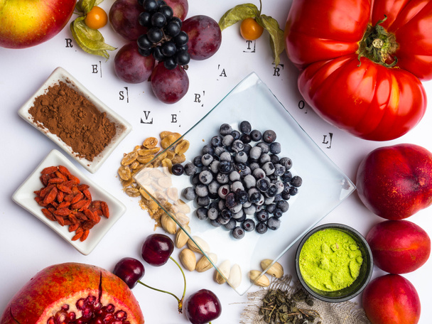 antioxidanten, resveratrol voedsel als groene thee, druif, Blueberry, abrikoos, appel, chocolade, tomaten, granaatappel - Foto, afbeelding