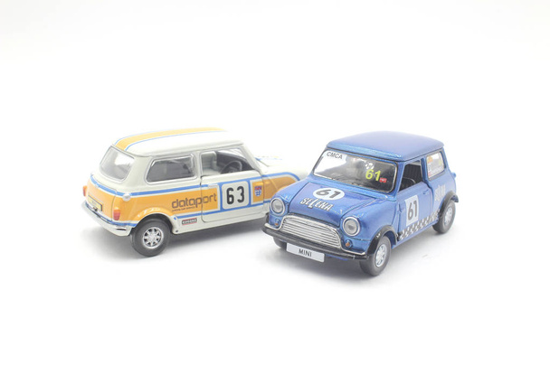 beyaz arka zemin üzerinde Çocuk oyuncakları ölçekli araba - Fotoğraf, Görsel