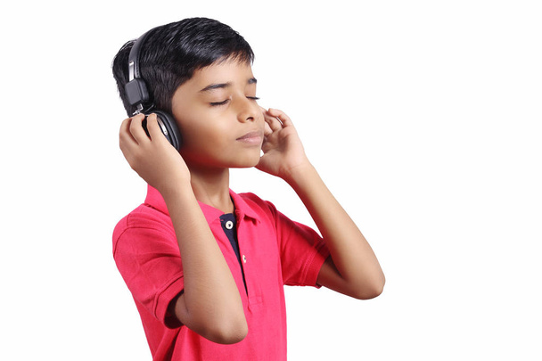Индийский мальчик слушать музыку с наушниками - Фото, изображение