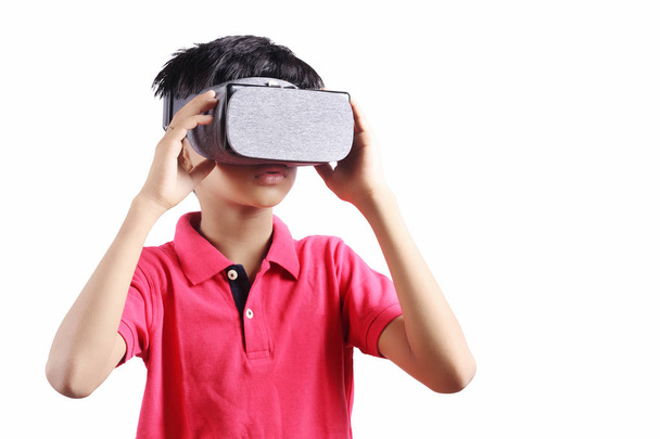 Sanal gerçeklik gözlüğü takan Hintli genç çocuk video oyunları oynuyor. - Fotoğraf, Görsel