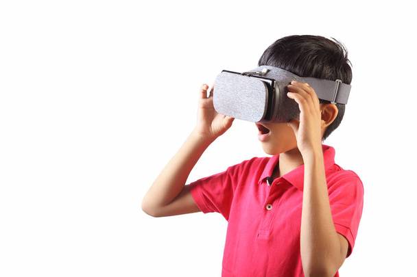 Sanal gerçeklik gözlüğü takan Hintli genç çocuk video oyunları oynuyor. - Fotoğraf, Görsel