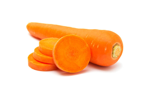 Zanahoria fresca y rodaja de zanahoria aisladas sobre fondo blanco. Clos.
 - Foto, Imagen