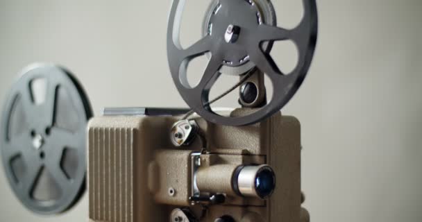 8 milímetros projetor de filme Retro está jogando. Projetor vintage, 4K DCI
 - Filmagem, Vídeo