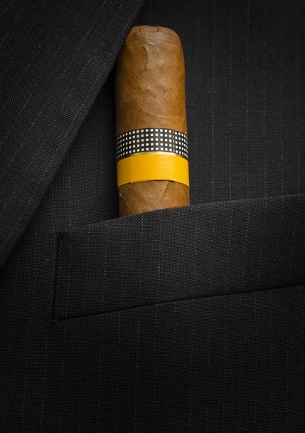 Cigarrillo cubano con chaqueta de traje
 - Foto, Imagen