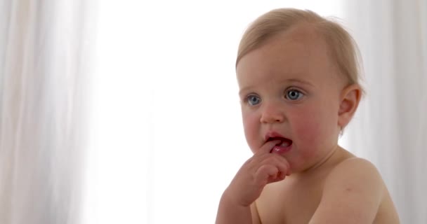 Πορτρέτο του λυπημένο γοητευτικό μωρό με το δάχτυλο στο στόμα του. - Πλάνα, βίντεο